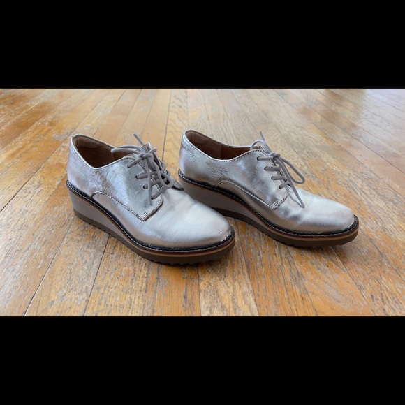 A fashionable oxford set on a chic sawtooth wedge. - Picture 5 of 6